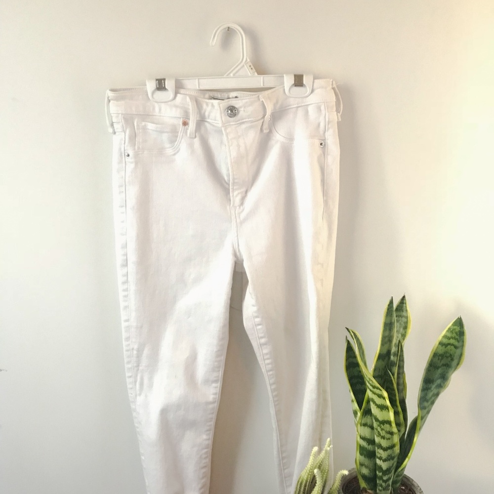 A&F - White High Rise Super Skinny Jeans